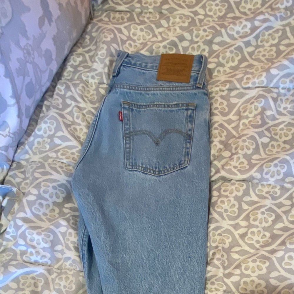 Wedgie blue Levi’s ripped size 26